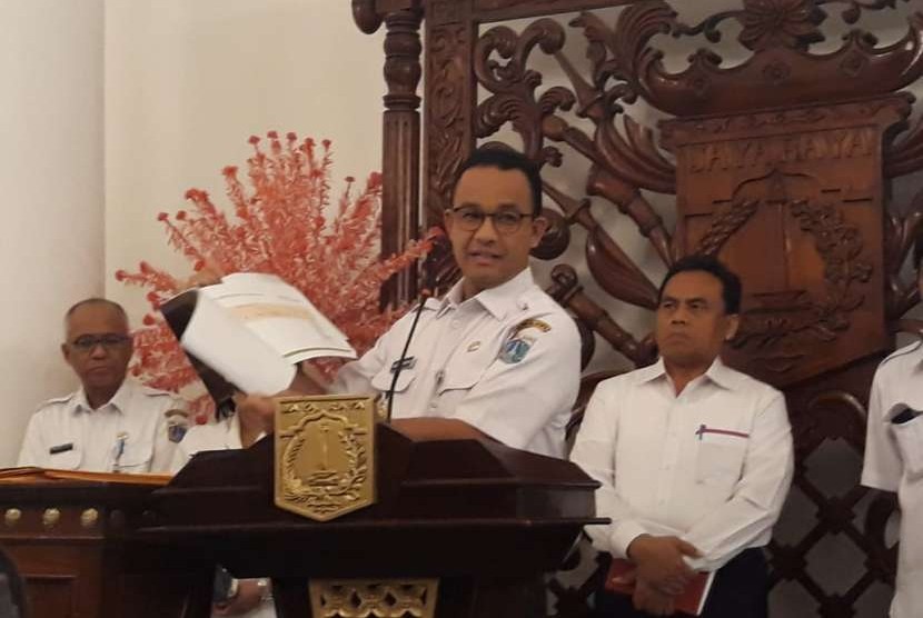 Gubernur DKI Jakarta, Anies Rasyid Baswedan menunjukkan Tabel Verfikasi Pulau-Pulau Reklamasi yang digunakan sebagai rujukan pencabutan izin sebanyak 13 pulau reklamasi di wilayah Jakarta Utara, dalam konferensi pers di Balai Kota DKI Jakarta, Rabu (26/9).