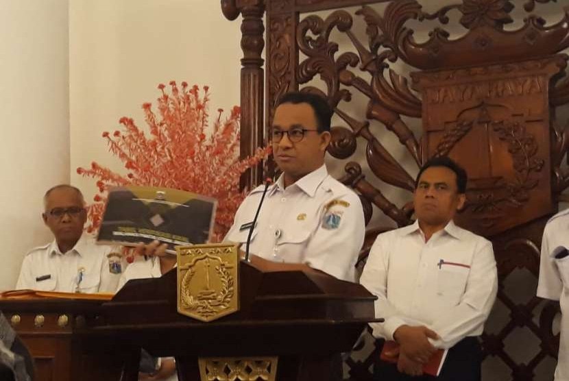 Gubernur DKI Jakarta Anies Rasyid Baswedan menunjukkan tabel verifikasi pulau-pulau reklamasi yang digunakan sebagai rujukan pencabutan izin sebanyak 13 pulau reklamasi di wilayah Jakarta Utara, dalam konferensi pers di Balai Kota DKI Jakarta, Rabu (26/9).