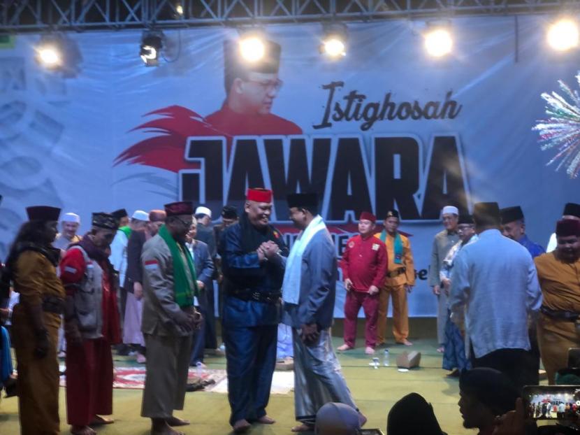Gubernur DKI Jakarta Anies Rasyid Baswedan menyambut acara istighosah Jawara se-Jabodetabek di Balai Kota, Kamis (13/10) malam. 