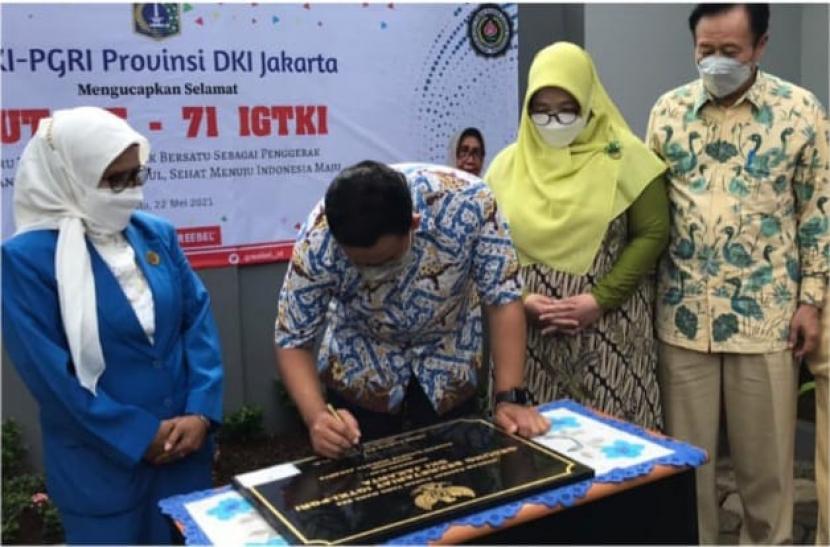 Gubernur DKI Jakarta  Anies Rasyid Baswedan meresmikan Gedung Sekretariat IGTKI-PGRI DKI Jakarta, Sabtu (22/5). 