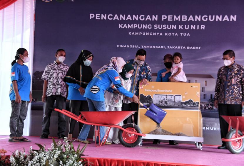 Gubernur DKI Jakarta, Anies Rasyid Baswedan meresmikan pembangunan Kampung Susun Kunir, Kecamatan Taman Sari, Jakarta Barat, Kamis (14/10). 