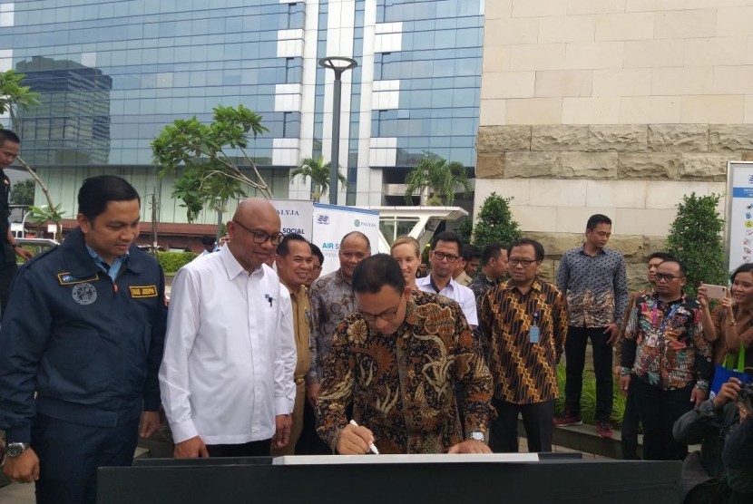 Gubernur DKI Jakarta Anies Rasyid Baswedan meresmikan Stasiun MRT Dukuh Atas terintegrasi dan fasilitas Air Siap Minum di halaman stasiun, Jakarta Pusat, Selasa (30/4). 
