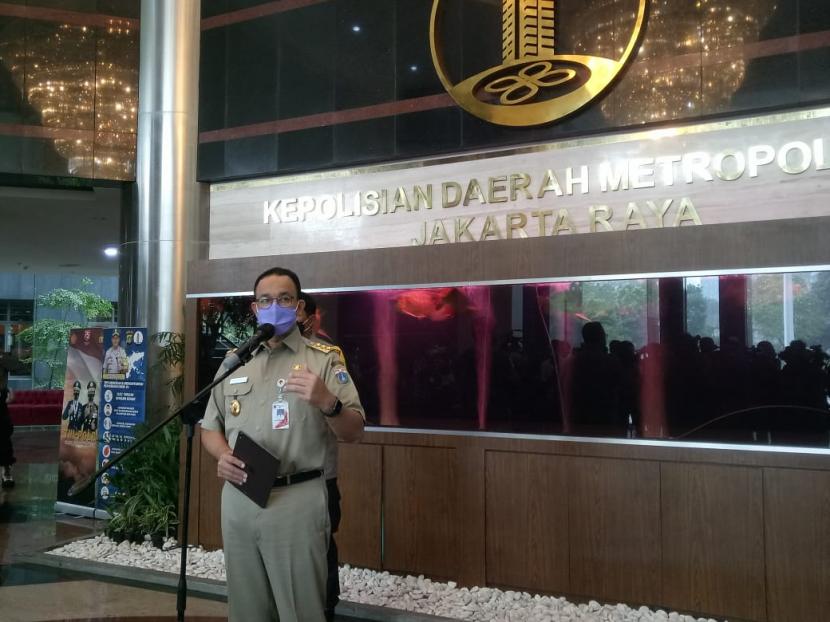 Gubernur DKI Jakarta, Anies Rasyid Baswedan saat memberikan keterangan pers di Polda Metro Jaya, Senin (26/10). 