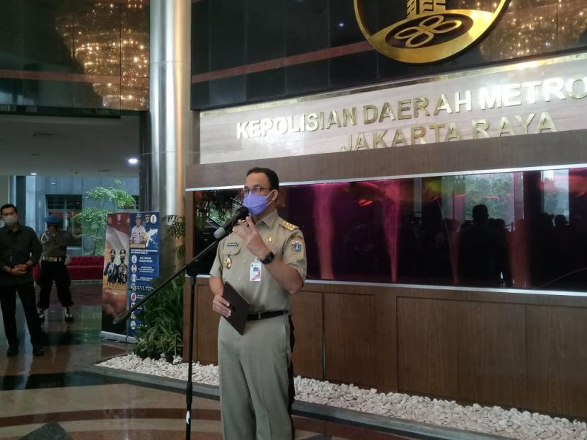 Gubernur DKI Jakarta, Anies Rasyid Baswedan saat memberikan keterangan pers di Polda Metro Jaya, Senin (26/10). 