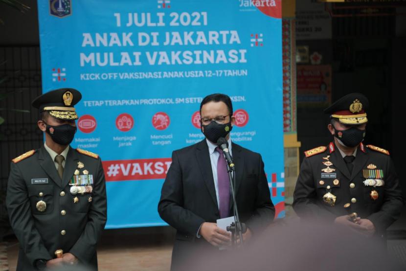 Gubernur DKI Jakarta Anies Rasyid Baswedan bersama Pangdam Jaya Mayjen TNI Mulyo Aji dan Kapolda Metro Jaya Irjen Pol Fadil Imran. 