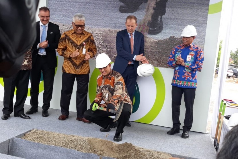 Gubernur DKI Jakarta Anies Rasyid Baswedan secara simbolis melakukan peletakan batu pertama atau ground breaking pembangunan fasilitas pengelolaan sampah terpadu Intermediate Treatment Facility (ITF) di Sunter, Jakarta Utara, Kamis (20/12).