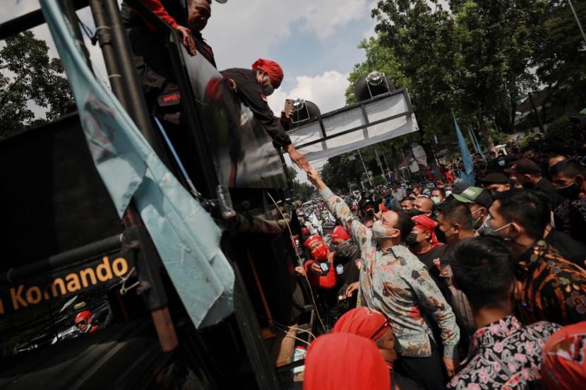 Gubernur DKI Jakarta, Anies Rasyid Baswedan temui kalangan buruh yang menggelar aksi di depan Balai Kota DKI, Jalan Medan Merdeka Selatan, Jakarta Pusat..