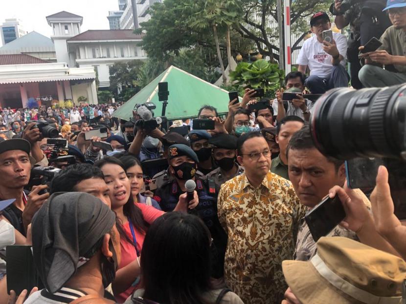 Gubernur DKI Jakarta Anies Rasyid Baswedan (batik) temui para pengunjuk rasa di depan Balai Kota DKI, Kamis (13/10). 