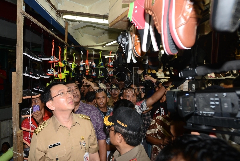 Gubernur DKI Jakarta Basuki T Purnama meninjau pedagang Pasar Tanah Abang Blok G, Jakarta Pusat, Rabu (15/4).(Republika/Raisan Al Farisi).