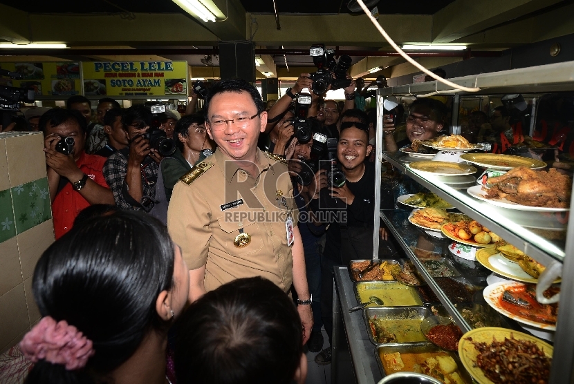 Gubernur DKI Jakarta Basuki T Purnama meninjau pedagang Pasar Tanah Abang Blok G, Jakarta Pusat, Rabu (15/4).(Republika/Raisan Al Farisi).