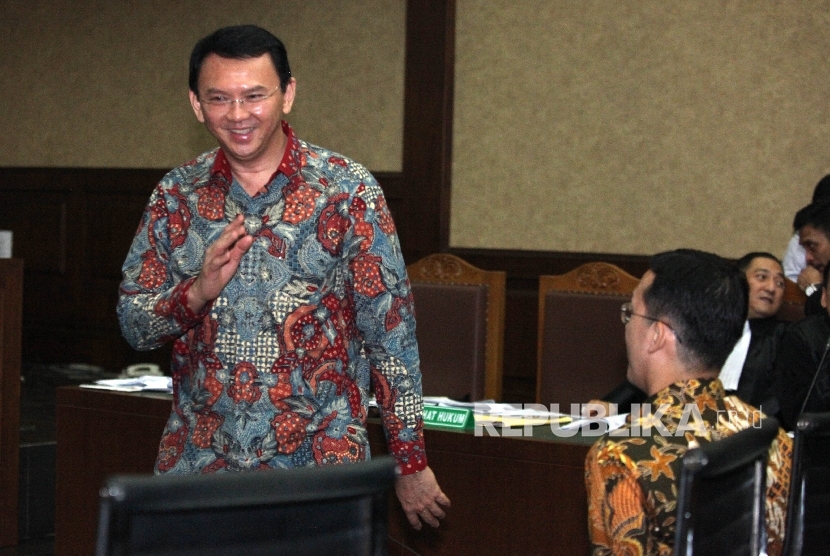   Gubernur DKI Jakarta Basuki Tjahaja Purnama (Ahok) bersama stafnya Sunny Tanuwidjaja menjalani sidang sebagai saksi kasus suap raperda reklamasi atas terdakwa mantan anggota DPRD DKI Mohamad Sanusi di Pengadilan Tipikor, Jakarta, Senin (5/9).