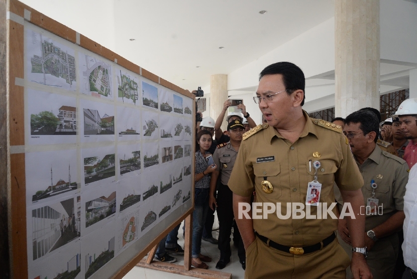 Gubernur DKI Jakarta Basuki Tjahaja Purnama (Ahok) meninjau pembangunan Mesjid Raya Jakarta di kawasan Daan Mogot, Jakarta Barat, Senin (6/3). 
