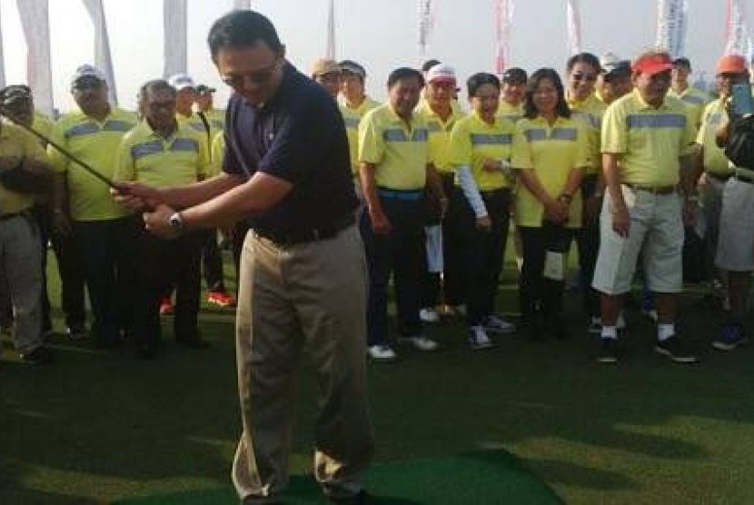 Gubernur DKI Jakarta Basuki Tjahaja Purnama alias Ahok bermain golf.
