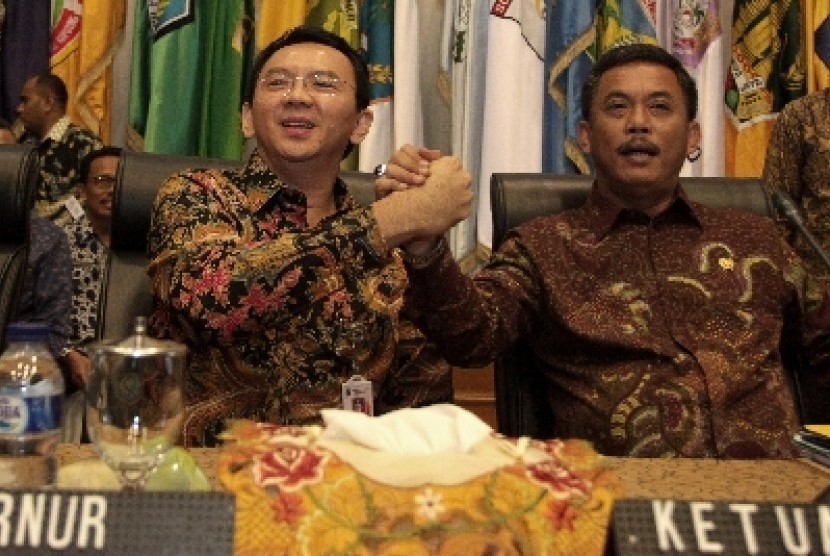   Gubernur DKI Jakarta Basuki Tjahaja Purnama atau Ahok berjabat tangan dengan Ketua DPRD DKI Prasetio Edi Marsudi.