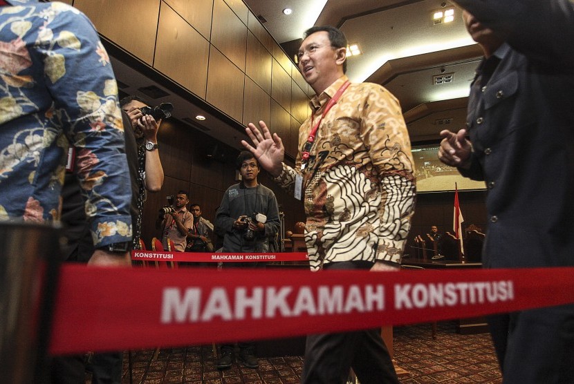 Gubernur DKI Jakarta Basuki Tjahaja Purnama atau Ahok berjalan usai mengikuti sidang perdana di Gedung Mahkamah Konstitusi (MK), Jakarta, Senin (22/8).