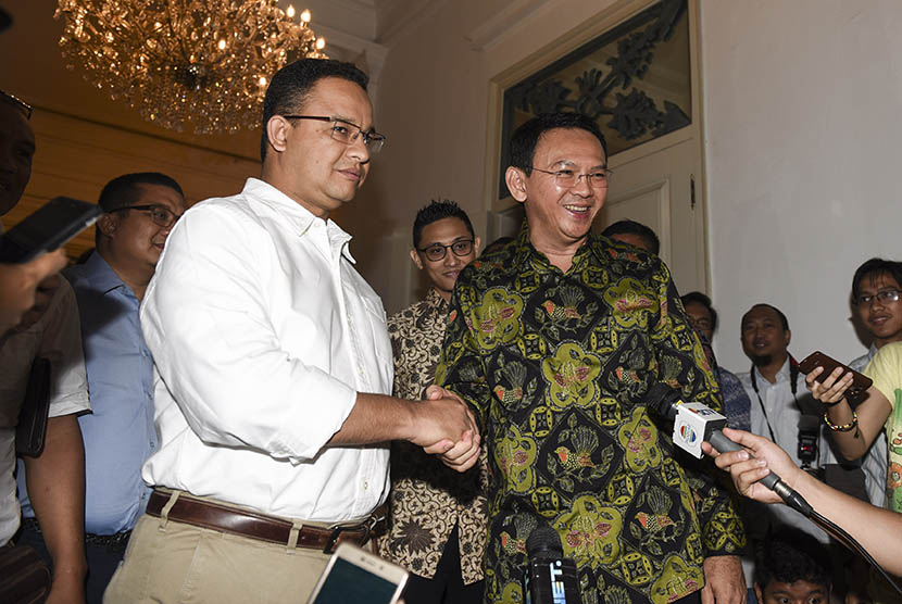 Gubernur DKI Jakarta Basuki Tjahaja Purnama atau Ahok (kanan) berjabat tangan dengan calon Gubernur DKI Anies Baswedan (kiri) sebelum melakukan pertemuan di Balai Kota, Jakarta, Kamis (20/4). 