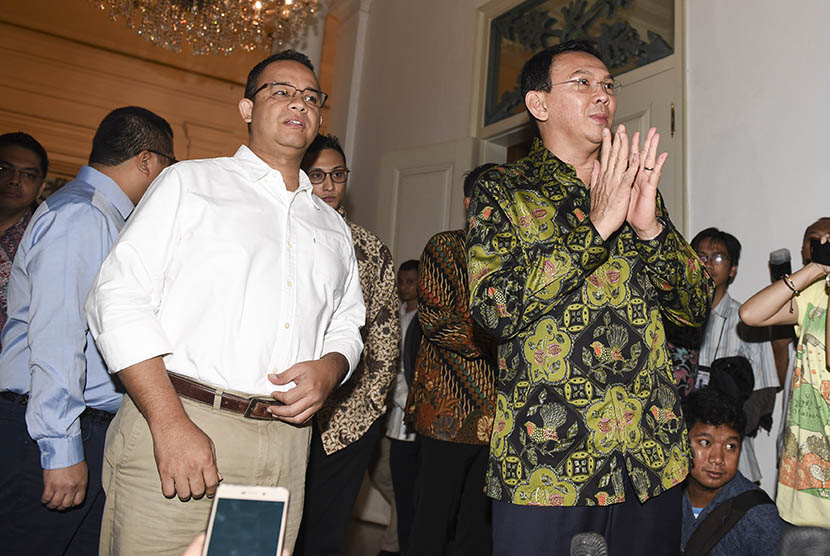Basuki Tjahaja Purnama atau Ahok (kanan) dan Anies Baswedan berjalan bersama usai melakukan pertemuan di Balai Kota, Jakarta, Kamis (20/4). 