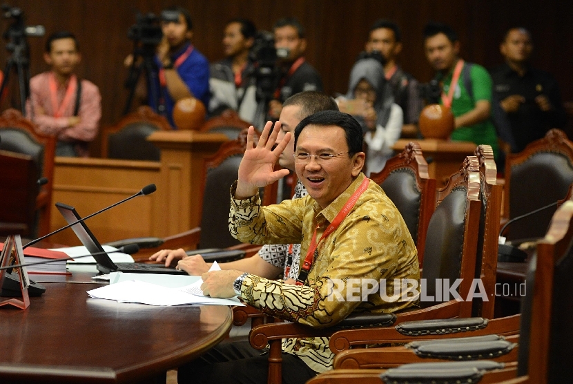 Gubernur DKI Jakarta Basuki Tjahaja Purnama atau Ahok melambaikan tangan ke arah wartawan saat mengikuti sidang perdana di Gedung Mahkamah Konstitusi (MK), Jakarta, Senin (22/8).  (Republika/Raisan Al Farisi)