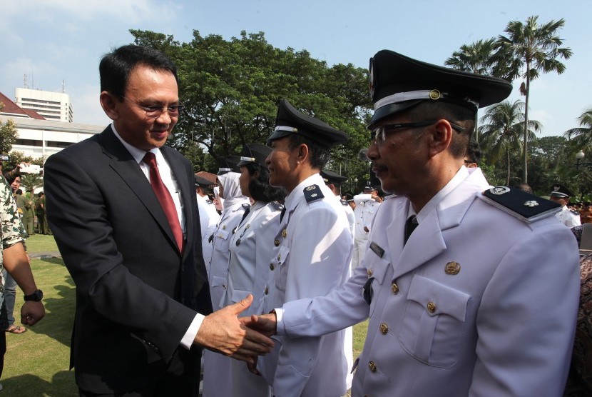 Gubernur DKI Jakarta Basuki Tjahaja Purnama atau Ahok memberikan selamat kepada pejabat yang usai dilantik untuk menjabat Administrasi di halaman kantor Balaikota Jakarta, Senin (18/5).