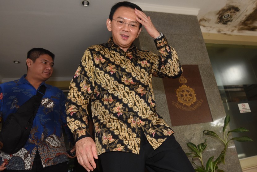 Gubernur DKI Jakarta Basuki Tjahaja Purnama atau Ahok meninggalkan gedung Bareskrim Mabes Polri usai menjalani pemeriksaan di Jakarta, Selasa (21/6). 