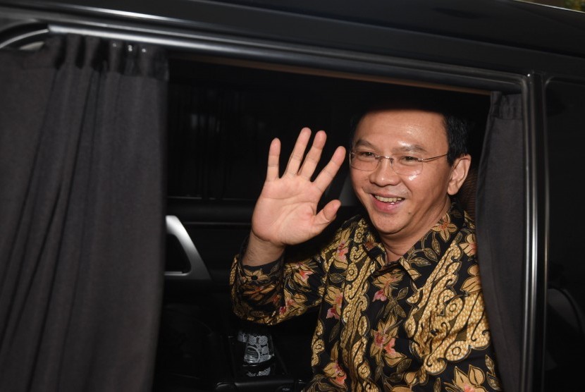 Gubernur DKI Jakarta Basuki Tjahaja Purnama atau Ahok meninggalkan gedung Bareskrim Mabes Polri usai menjalani pemeriksaan di Jakarta, Selasa (21/6).