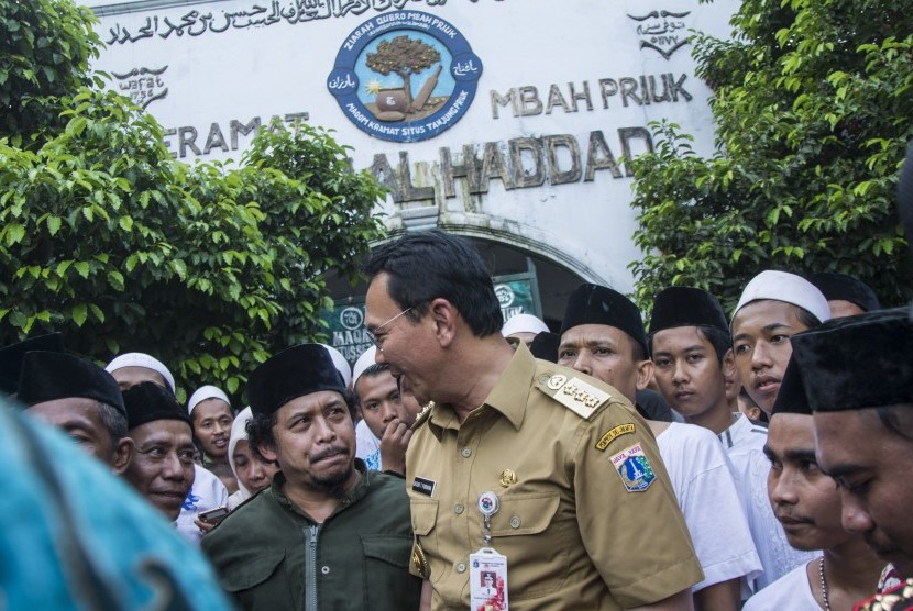 Gubernur DKI Jakarta Basuki Tjahaja Purnama atau Ahok (tengah) berbincang dengan warga usai mengunjungi makam Mbah Priok di Jakarta (ilustrasi) 