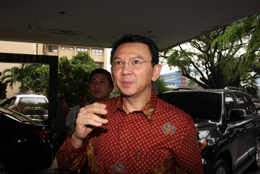 Gubernur DKI Jakarta Basuki Tjahaja Purnama berjalan saat tiba di Bareskrim Mabes Polri, Jakarta, Kamis (25/2)