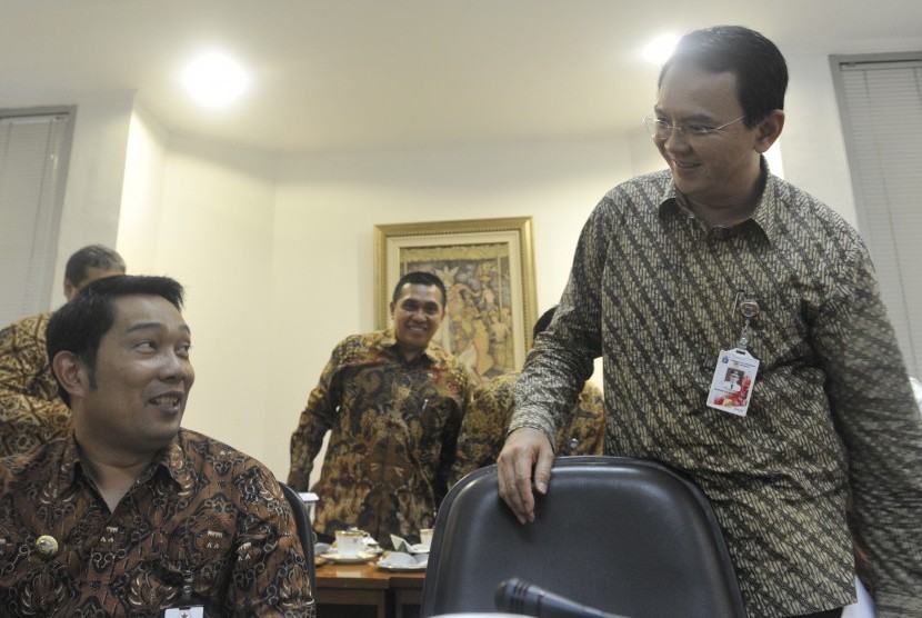 Gubernur DKI Jakarta Basuki Tjahaja Purnama (kanan) berbincang dengan Walikota Bandung Ridwan Kamil (kiri) sebelum mengikuti rapat terbatas kabinet yang dipimpin Presiden Joko Widodo di Kantor Presiden, Jakarta, Kamis (2/4).