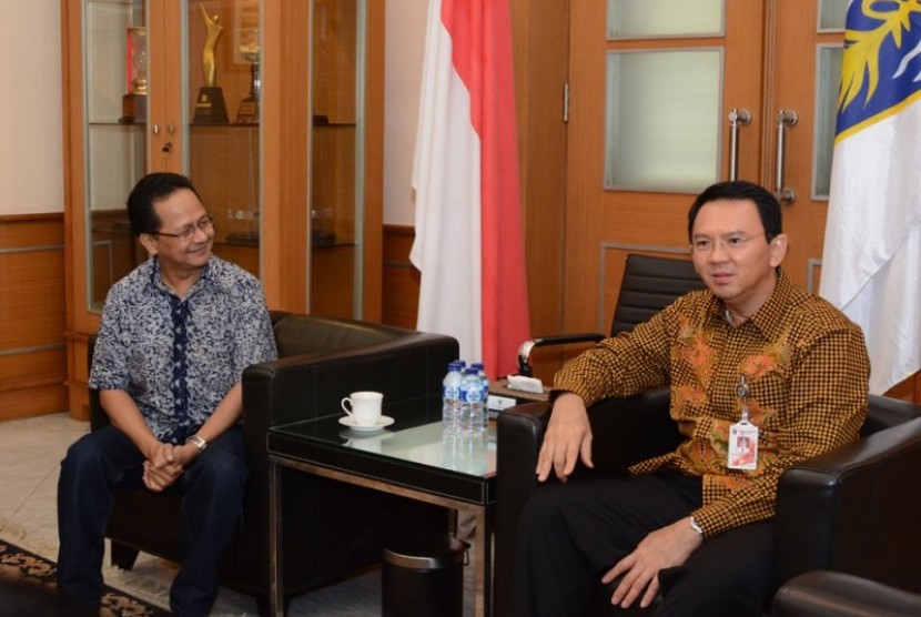  Gubernur DKI Jakarta Basuki Tjahaja Purnama (kanan) dan Ketua Ikapi DKI Jakarta Afrizal Sinaro. 