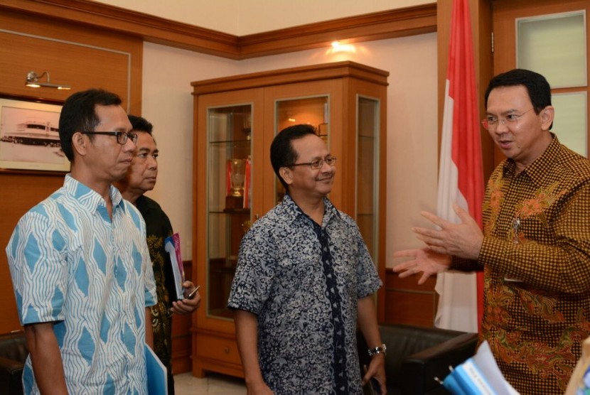 Gubernur DKI Jakarta Basuki Tjahaja Purnama (kanan),  Ketua Ikapi DKI Jakarta Afrizal Sinaro  (kedua dari kanan) dan Panitia Jakbook 2015
