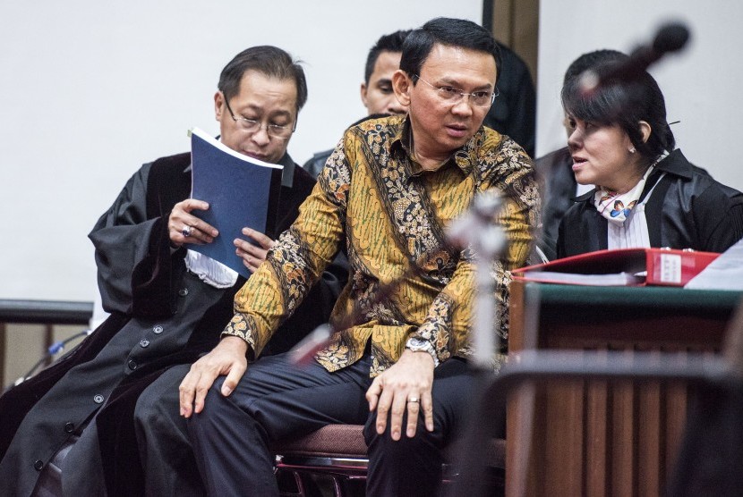 Gubernur DKI Jakarta Basuki Tjahaja Purnama (kedua kiri) berbincang dengan kuasa hukumnya saat sidang lanjutan kasus dugaan penistaan agama di auditorium Kementerian Pertanian, Jakarta, Selasa (21/12). 