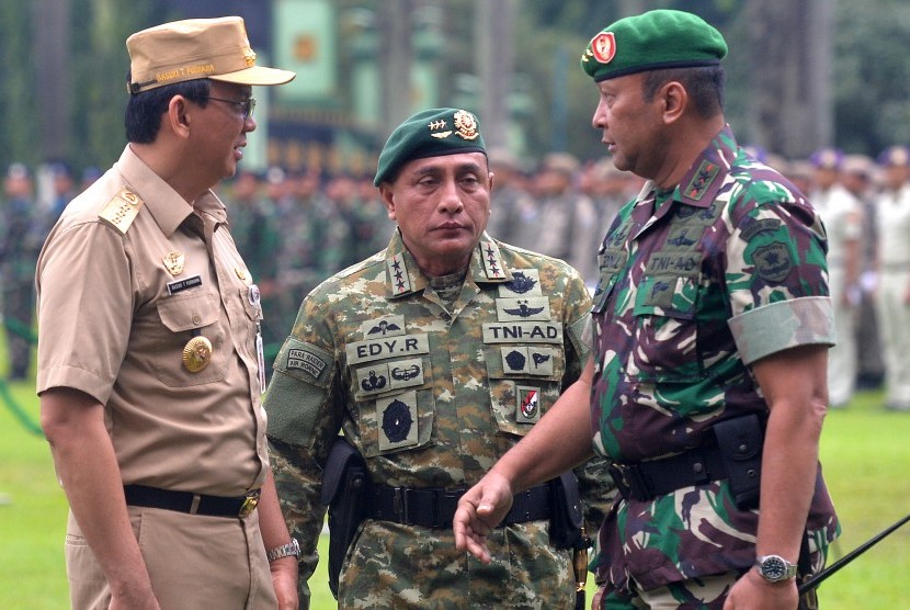 Gubernur DKI Jakarta Basuki Tjahaja Purnama (kiri) berbincang  dengan Pangkostrad Letjen TNI Edy Rahmayadi (tengah) dan Pangdam  Jaya Mayjen TNI Teddy Lhaksmana (kanan) usai mengikuti Upacara Gabungan  TNI, Polri, dan aparat Pemprov DKI Jakarta di Markas K