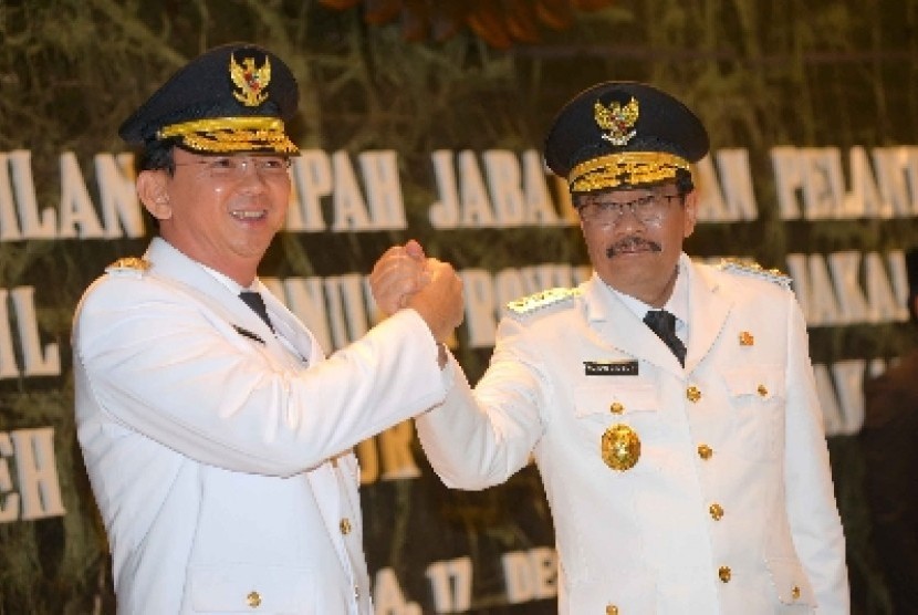 Gubernur DKI Jakarta Basuki Tjahaja Purnama (kiri) berjabat tangan dengan Wakil Gubernur DKI Jakarta terpilih Djarot Saiful Hidayat.