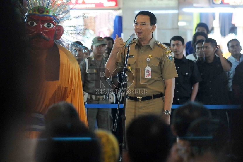 Gubernur DKI Jakarta Basuki Tjahaja Purnama memberikan sambutannya saat meresmikan pembukaan Gerai Layanan Terpadu di Pasar Tanah Abang, Jakarta Pusat, Selasa (1/9).