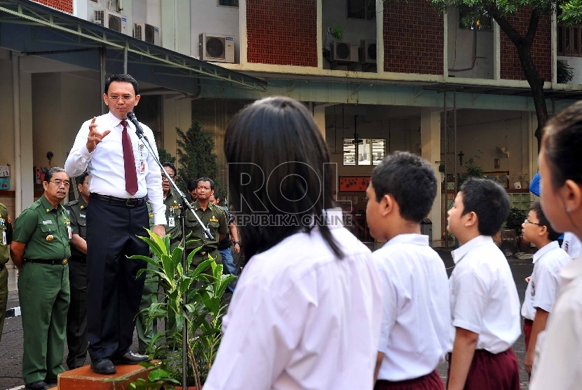 Gubernur DKI Jakarta Basuki Tjahaja Purnama meninjau pelaksanaan Ujian Nasional (UN) di SD Theresia Jakarta Pusat, Senin (18/5).