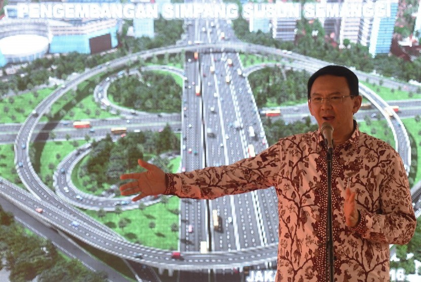 Gubernur DKI Jakarta Basuki Tjahaja Purnama menjelaskan proyek jembatan layang simpang susun Semanggi dalam acara groundbreaking di Jakarta, Jumat (8/4).