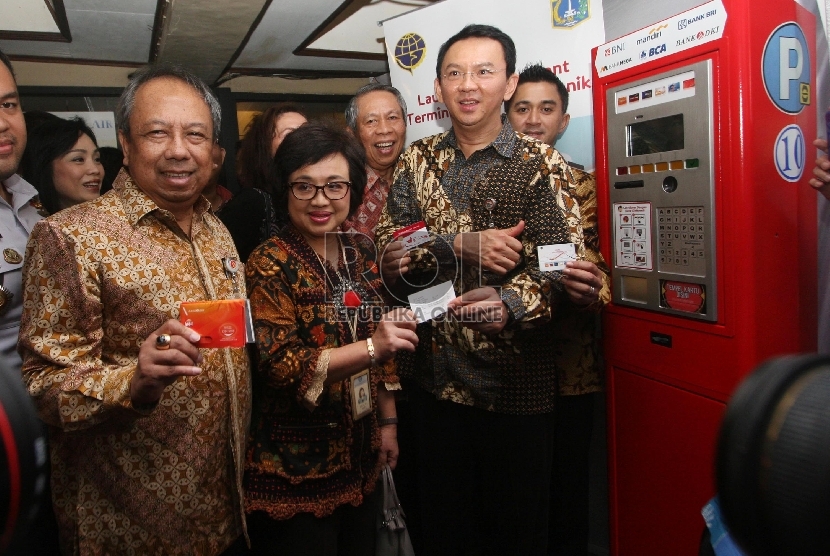 Gubernur DKI Jakarta, Basuki Tjahaja Purnama menunjukan karcis kartu e-money yang digunakan untuk transaksi pembayaran pada mesin parkir meter atau Tempat Parkir Elektronik (TPE) di Jalan Agus Salim, Sabang, Jakarta Pusat, beberapa waktu lalu. (Republika/Raisan A