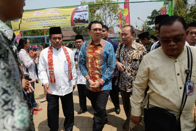 Gubernur DKI Jakarta Basuki Tjahaja Purnama menyapa warga usai meresmikan Ruang Publik Terpadu Ramah Anak (RPTRA) yang berlokasi di Jalan Buluh, Jakarta, Kamis (22/10). 