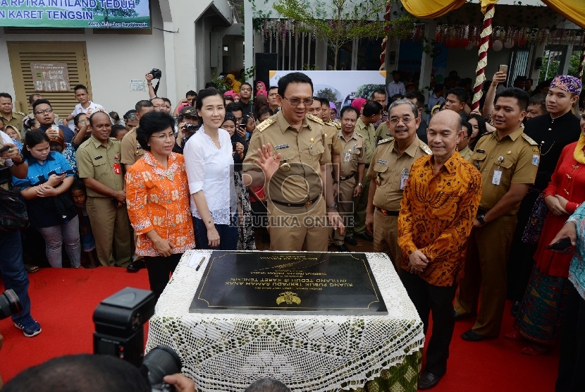 Gubernur DKI Jakarta Basuki Tjahaja Purnama meresmikan Ruang Publik Terpadu Ramah Anak (RPTRA) di Karet Tengsin, Jakarta Pusat, Rabu (30/12).