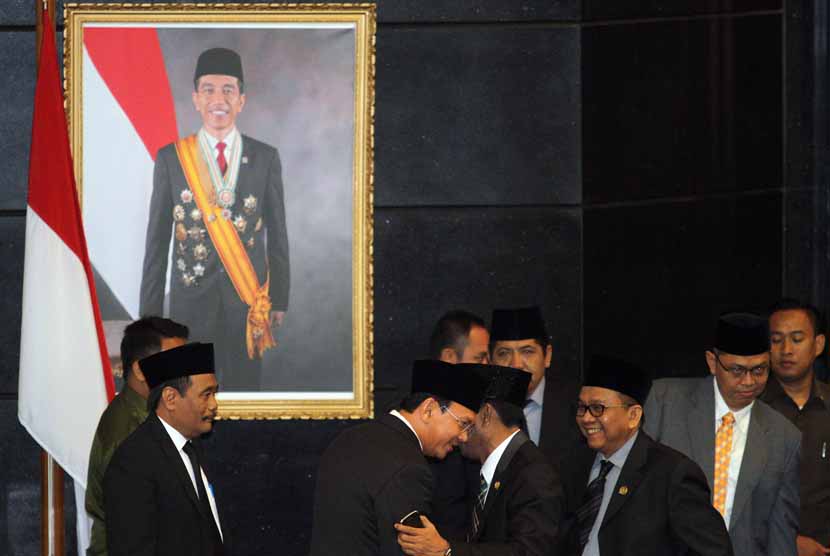 Gubernur DKI Jakarta, Basuki Tjahaja Purnama (tengah), didampingi Wakil Gubernur DKI Jakarta, Djarot Saiful Hidayat (kiri), berbincang dengan sejumlah pimpinan DPRD seusai menghadiri sidang paripurna DPRD Rancangan Anggaran Pendapatan Belanja Daerah (RAPBD