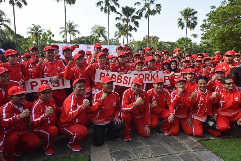 Gubernur DKI Jakarta Basuki Tjahaja Purnama (tengah) mengangkat tangan bersama atlet usai mengikuti upacara pelepasan kontingen PON XIX/Jabar di Balai Kota, Jakarta, Rabu (7/9). 