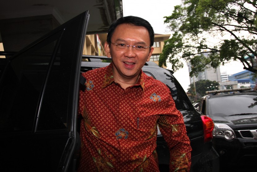 Gubernur DKI Jakarta Basuki Tjahaja Purnama turun dari mobil saat tiba di Bareskrim Mabes Polri, Jakarta, Kamis (25/2)