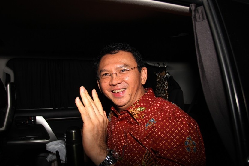 Gubernur DKI Jakarta, Basuki Tjahja Purnama (Ahok) menjawab pertanyaan wartawan usai menjalani pemeriksaan oleh penyidik Direktorat Tindak Pidana Korupsi Bareskrim Polri di Jakarta, Kamis (25/2). 