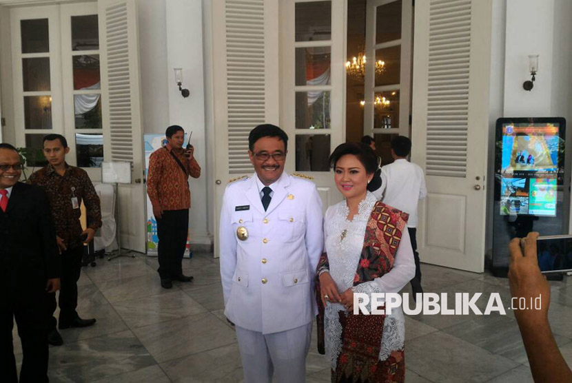Gubernur DKI Jakarta Djarot Saiful Hidayat dan sang istri Happy Farida tiba di Balai Kota usai pelantikan di Istana Negara, Kamis (15/6).