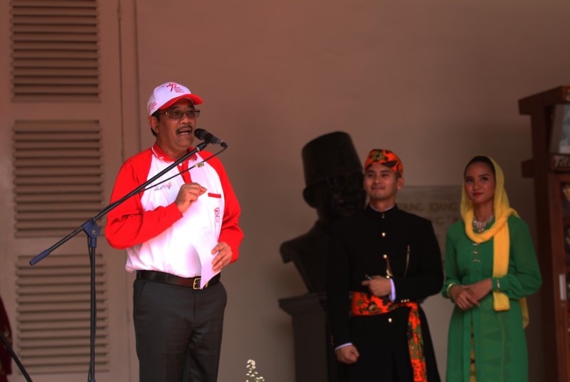 Gubernur DKI Jakarta Djarot Saiful Hidayat (kiri) memberikan sambutan saat Napak Tilas Proklamasi di Museum Joang 45, Jakarta, Rabu (16/8). 