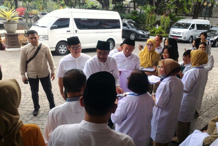 Gubernur DKI Jakarta Djarot Saiful Hidayat melepas petugas pemeriksaan hewan dan daging kurban secara simbolis di Balai Kota, Jumat (1/9).