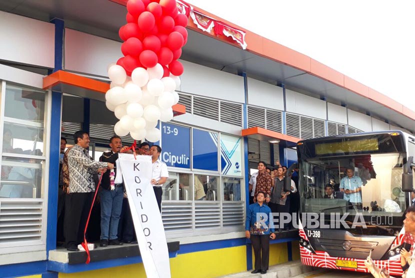 Gubernur DKI Jakarta Djarot Saiful Hidayat meresmikan jalur Bus Transjakarta Koridor 13 rute Ciledug-Tendean, di Halte Cipulir, Jakarta Selatan, Rabu (16/8).