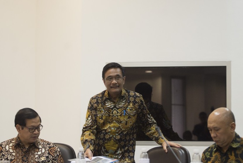 Gubernur DKI Jakarta Djarot Saiful Hidayat (tengah)