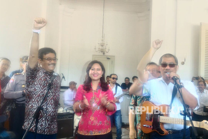 Gubernur DKI Jakarta Djarot Syaiful Hidayat  bernyanyi bersama  istrinya Happy Farida dan Band Koes plus di Balaikota Jakarta (15/10).