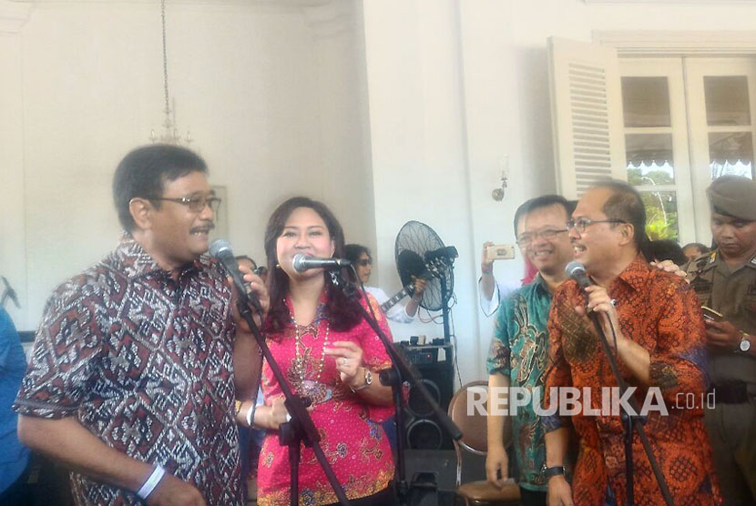 Gubernur DKI Jakarta Djarot Syaiful Hidayat  bernyanyi bersama  istrinya Happy Farida dan Band Koes plus di Balaikota Jakarta (15/10).